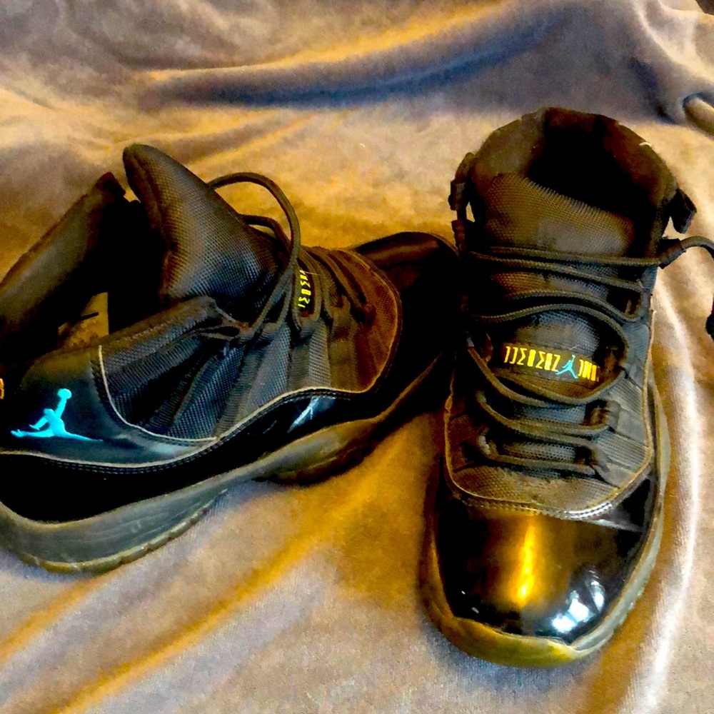 Air Jordan 1 mid patent black size 8.5